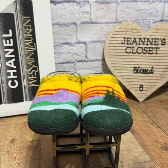 LL Bean Women 7 Slip-ons rainbow comfort slippers - Picture 3 of 8